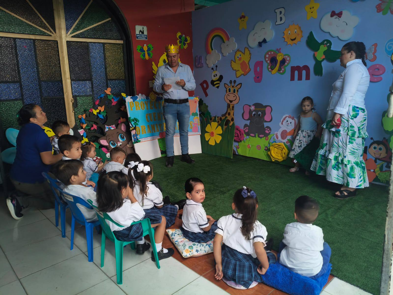 Niños participando en actividades de lectura grupal
