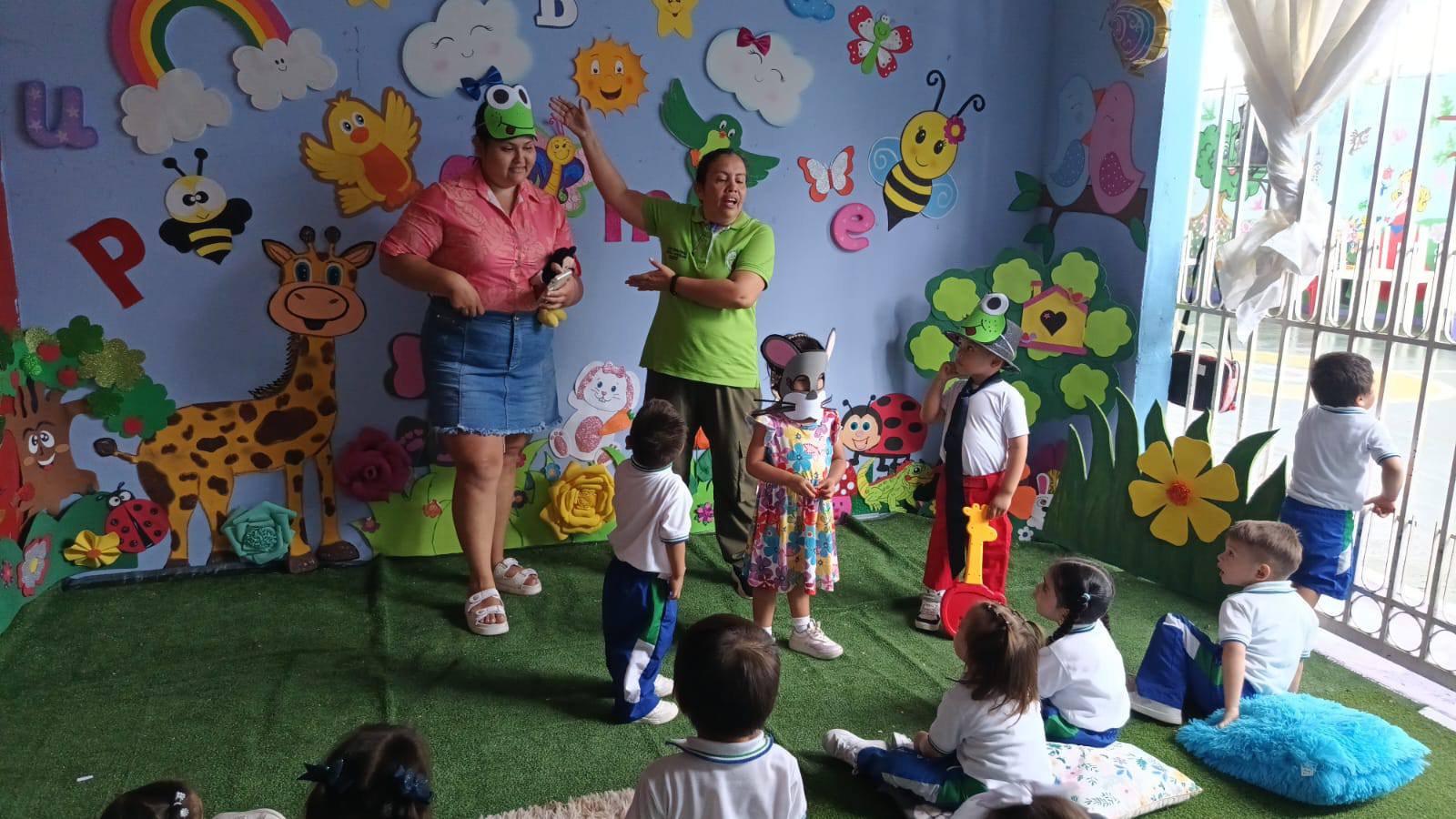 Padres e hijos compartiendo momentos de lectura