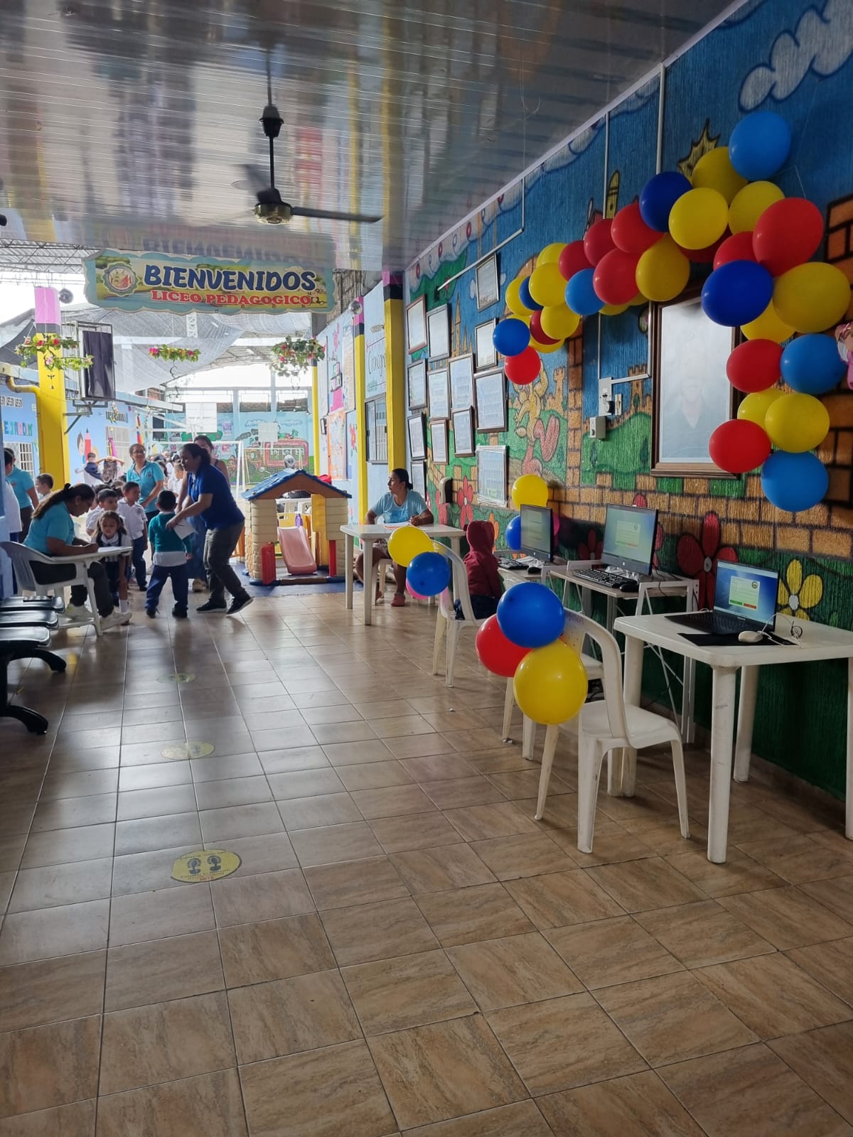 Momentos de votación estudiantil - Participación democrática en el colegio