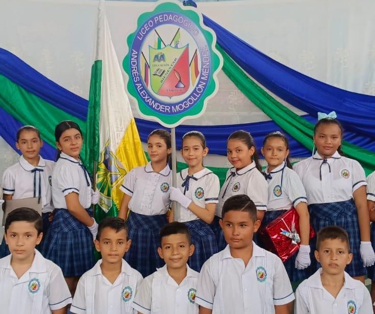 Estudiantes de primaria aprendiendo en el Liceo Pedagógico Andrés Alexander Mogollón