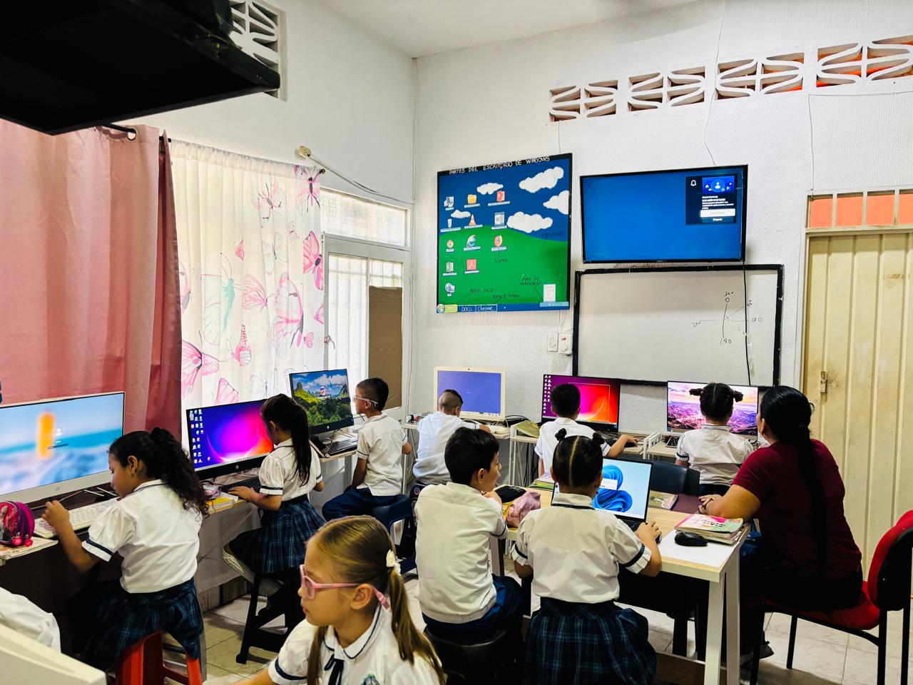 Sala de sistemas del Liceo Pedagógico Andrés Alexander Mogollón