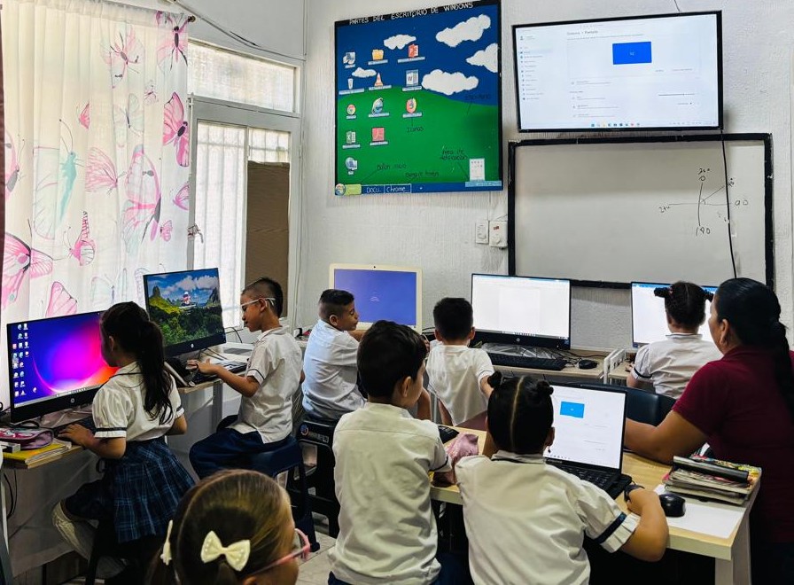 Clase de sistemas y tecnología en el Liceo Mogollón