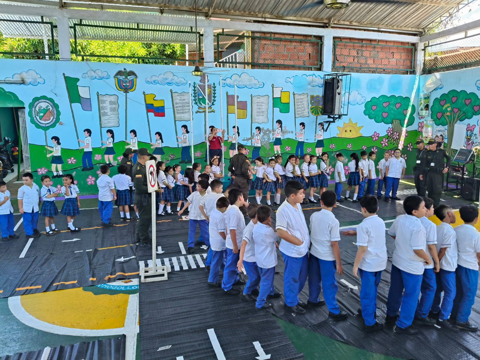 Estudiantes aprendiendo sobre señales de tránsito en un taller